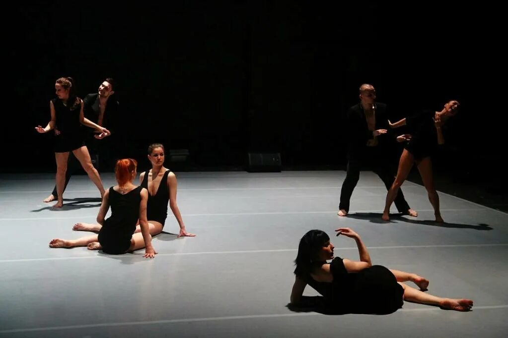 Театр провинциальные танцы екатеринбург. Танцевальная постановка. Современное танцевальное пространство. Театральные поддержки. Спектакли современного танца.