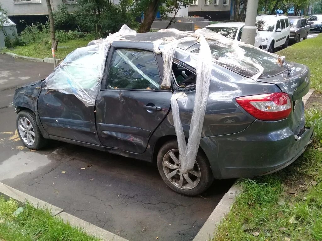 Покупка разбитых. Автомобили разбитые во дворе. Разбитая машина во дворе. Брошенный автомобиль во дворе. АВТОХЛАМ во дворе.