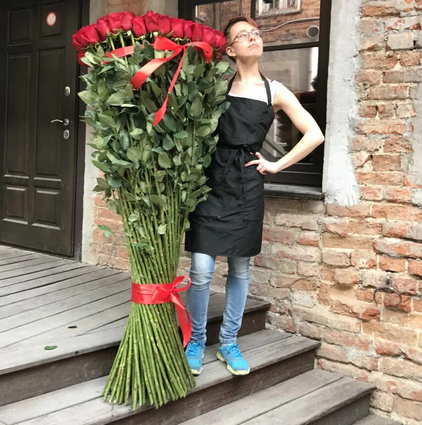 Длинный букет. Букет с длинными стеблями. Букет из длинных роз. Розы на длинной ножке. Букет длинных роз.