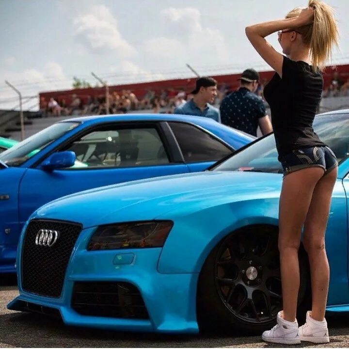 Машинка с хеллоу китти. Детский электромобиль микки маус. Включи девочка машина. Девушка в машине. Val.