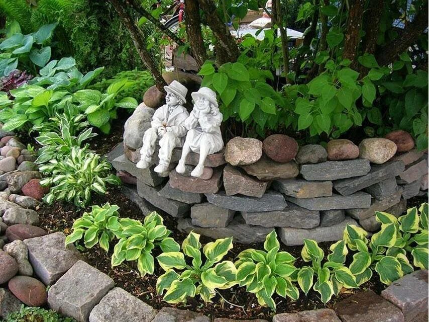 Своими руками из камня для цветов. Декор для сада. Украшение сада камнями. Декор из булыжников в саду. Декор клумбы камнями.