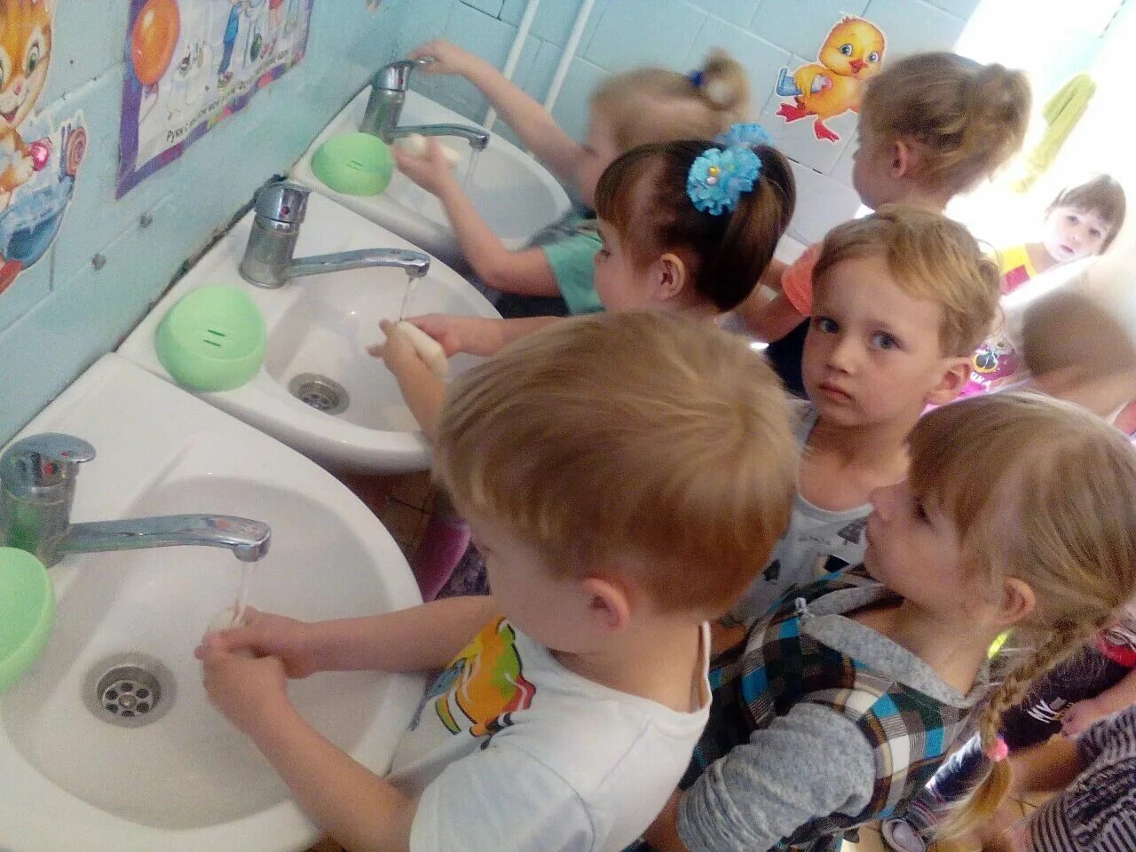самообслуживание детей в детском саду. занятия по самообслуживанию детей. зона практической жизни монтессори. самообслуживание у детей дошкольного возраста. игрушка для культурно гигиенических навыков.