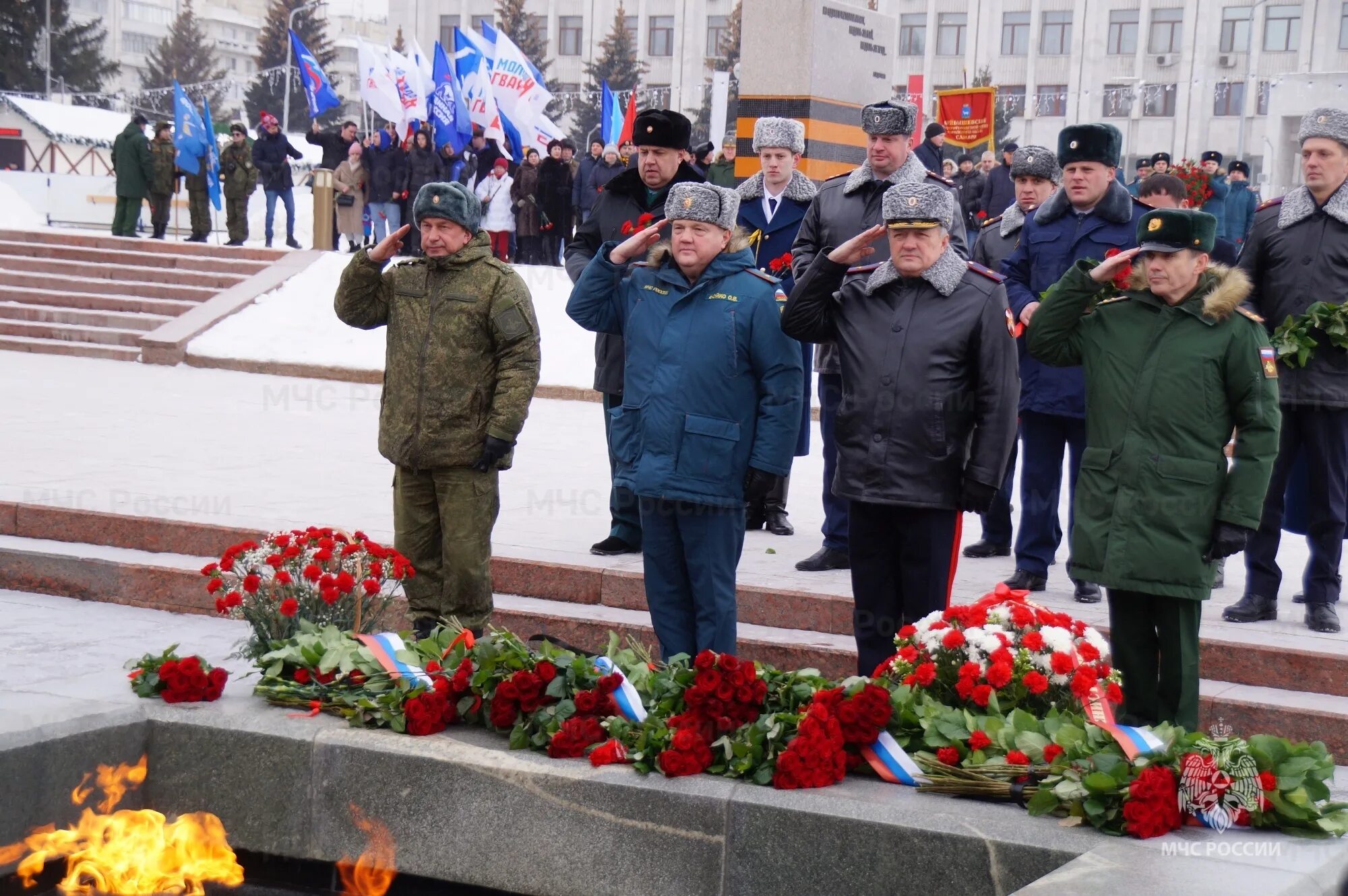 Сквер 60 лет сталинградской битвы астрахань. Возложение цветов сталинградская битва. Вечный огонь сталинграда. Вечный огонь. Возложение цветов сталинградская битва.