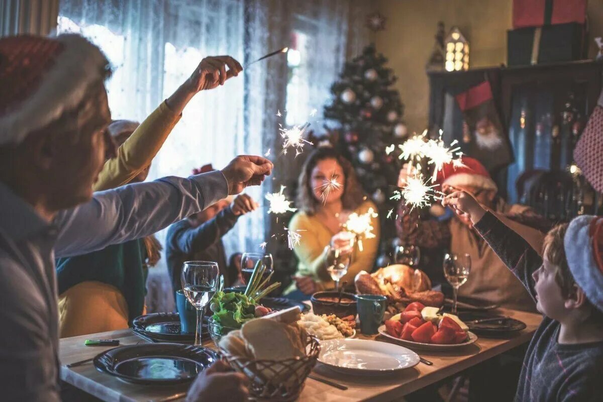 Как я праздную новый год. Семья за новогодним столом. Новогоднее застолье. Новогоднее застолье семья. Новый год семейный праздник.