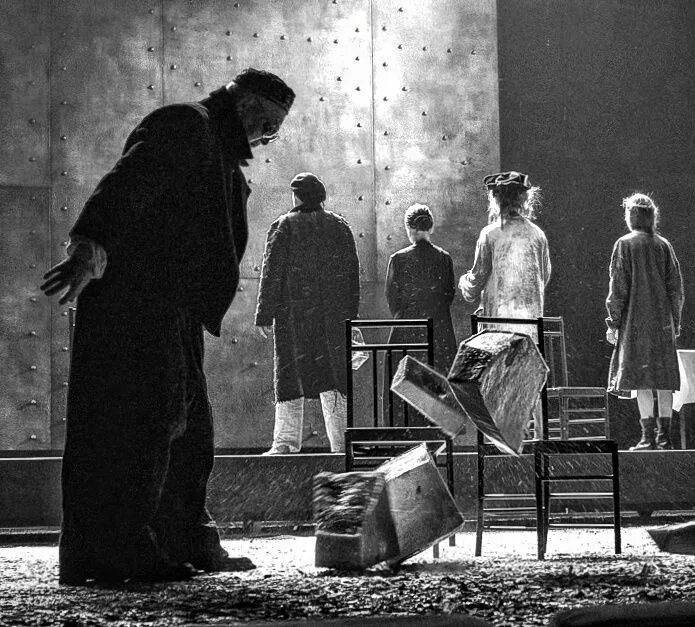 Театр современник мещане. Театр современник мещане. Спектакль раз два три. Краснодарский театр драмы пьеса мещане. Мещане спектакль 1966.