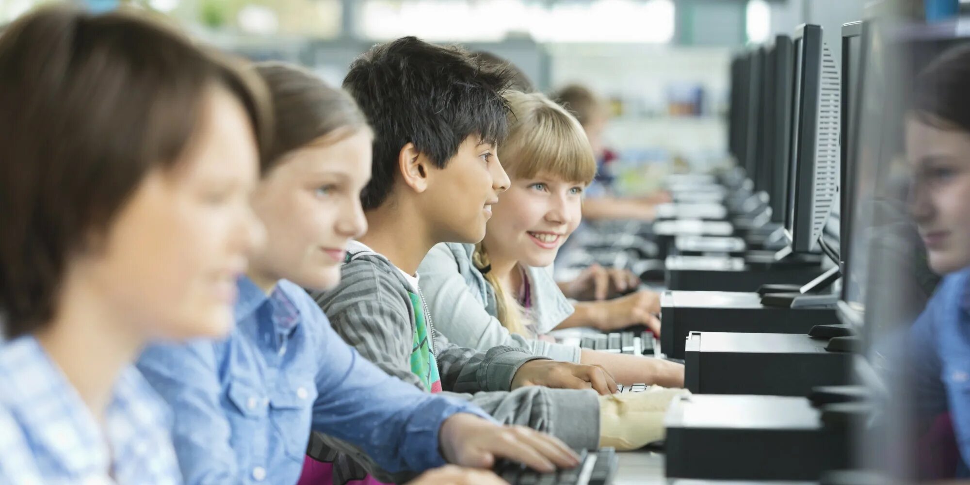 Соц сеть образования. Ученик за компьютером. Ребенок за компьютером. Дети за компьютером в школе. Современный ученик.