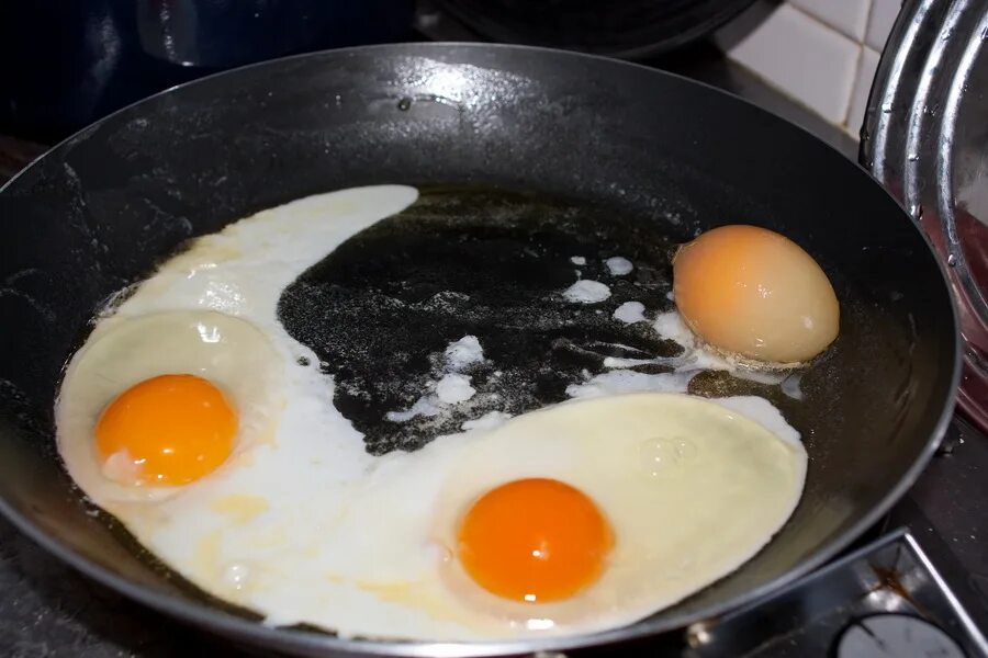 Яичница глазунья 3 яйца. Яичница. Сковорода для яиц. Сковорода с яичницей. Сковородка для яичницы.