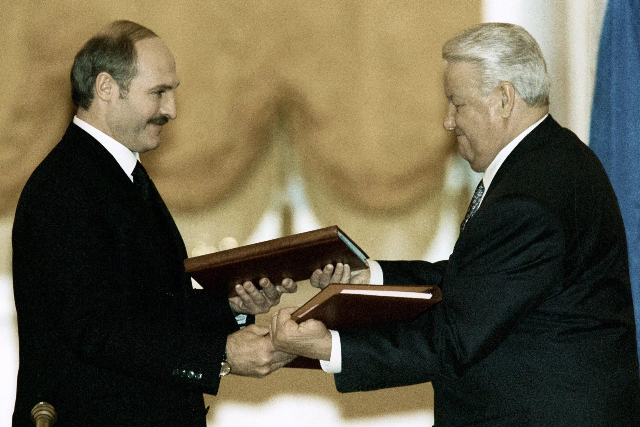 В каком году подписан договор про. Ельцин Лукашенко 1999 подписание. 8 Декабря 1999 Ельцин Лукашенко.