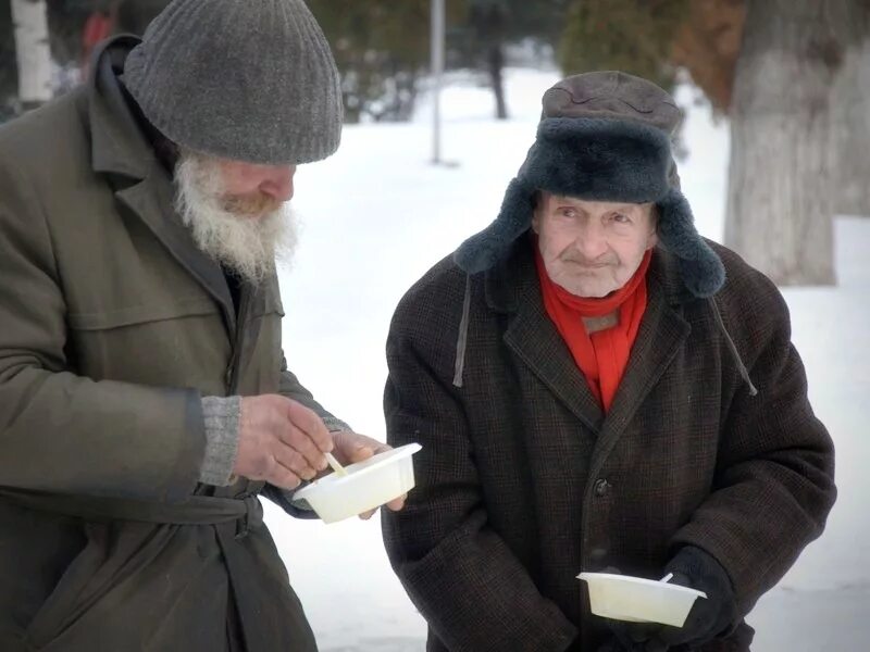 Социальный центр бомж. Благотворительность бездомным. Лица без определенного места жительства. Кормление бездомных людей. Социальная помощь бомжам.