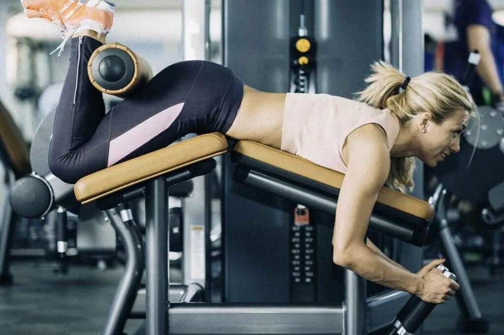 Жим платформы ногами. Упражнения на ягодицы на тренажере. Тренировка ног в тренажерном зале для девушек. Тренажер для ягодиц в спортзале. Ноги в тренажерном зале для девушек.