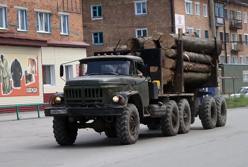 Купить зил 131 в красноярском. ЗИЛ 131 колонна. ЗИЛ 131 снаружи. ЗИЛ 131 для леса. ЗИЛ 131 эвакуатор.