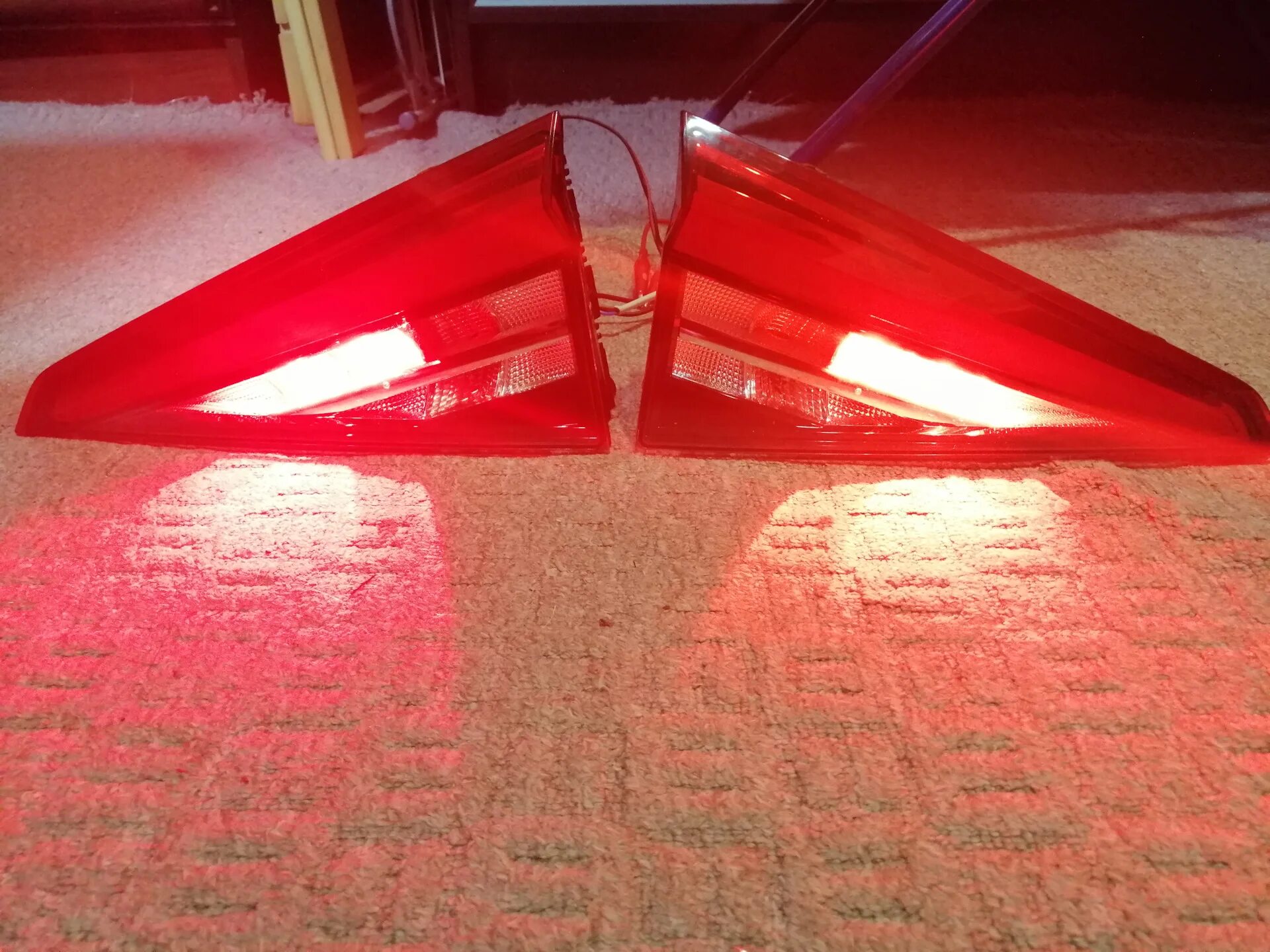 Skoda rapid 2022 задние фонари. Задние фонари кодиак. Задние светодиодные фонари шкода кодиак. Skoda karoq фары. Тонировка задних фонарей на skoda kodiaq.