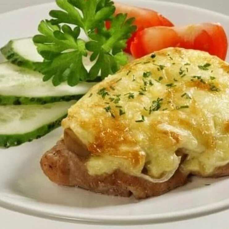 Мясо по французски. Мясо по-французски в духовке. Мясо по французски фото дома. Мясо по французски без майонеза в духовке. Красивое мясо по французски.