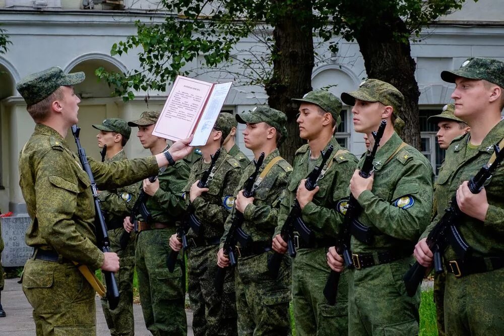 Нужно ли в армию после военной кафедры. МГЛУ Военная Кафедра. Курсанты ВУЦ МГЛУ. МГЛУ Военная Кафедра девушки. Исполнительность Военная.