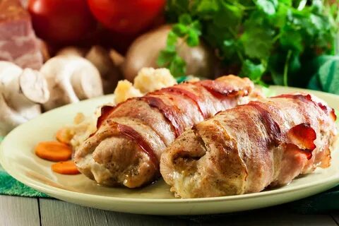 Рулетики с беконом и грибами в духовке