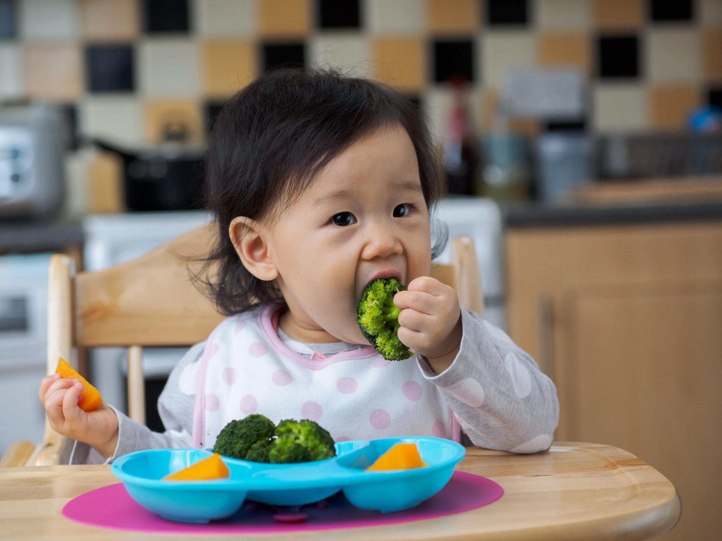 Включи малыши едят. Ребенок ест овощи. Малыш ест. Ребенок кушает. Ребенок ест овощи и фрукты.