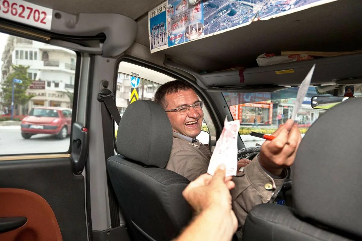 Пассажир оплатил поездку. Водитель и пассажир. водитель и пассажир такси. водитель автобуса. таксист.
