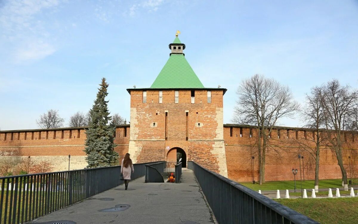 Стен нижний новгород. Кремлевская стена Нижний Новгород. Нижний Новгород башня Кремля Нижний 800. Стена Нижегородского Кремля. Никольская башня Кремля Нижний Новгород.