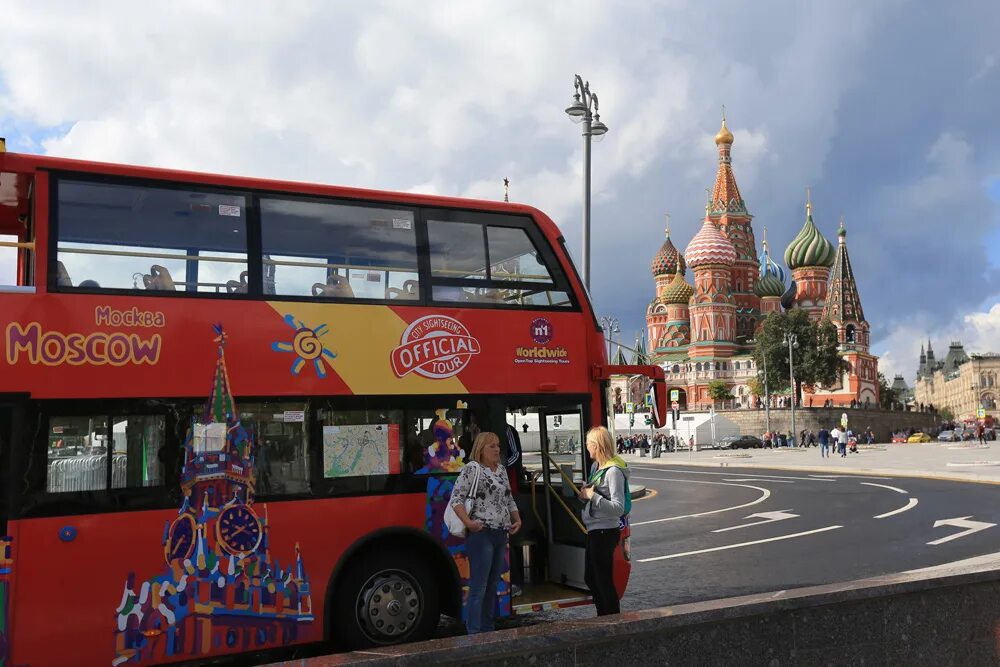 Экскурсия на двухэтажном автобусе по Москве. Даблдекер в Москве. Красный экскурсионный автобус в Москве. Двухэтажный экскурсионный автобус Минск.