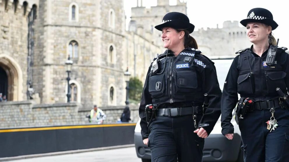 Где живут полиция. Королевская полиция Ольстера. Английский полицейский. Полицейский Великобритании Королевский. Британская Королевская полиция.