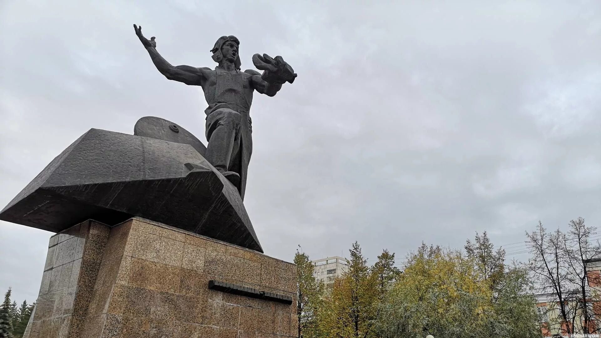 Памятники челябинска. Памятник танкистам добровольцам в Челябинске. Памятник танкисту в Челябинске. Памятники Уральским добровольцам танкистам в Челябинске. Памятник добровольцам-танкистам на бульваре славы.