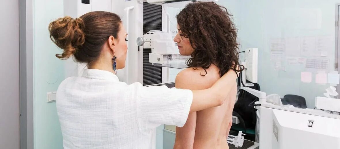 Лечение рака молочных желез в израиле. Mammographie. обследование молочных желез. женщина ученый.