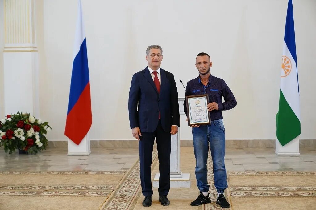 Хабиров вручил награды. Вручение госнаград хабиров. хабиров вручает награду врачам. медики награждение рб фото.
