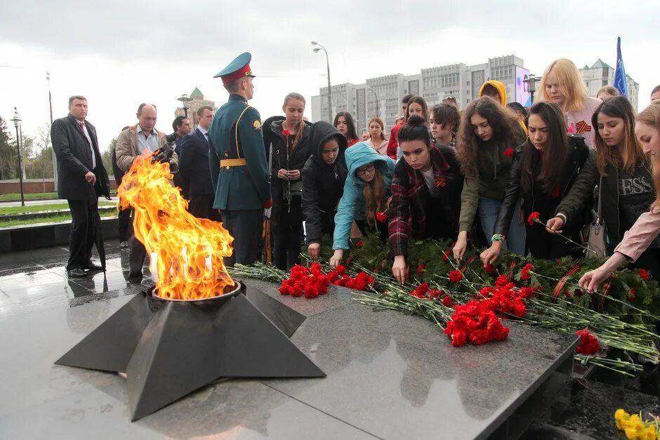 Возложение цветов к памятнику неизвестного солдата. Возложение цветов 9 мая. Возложение цветов к памятнику 9 мая. Памятник неизвестному солдату возложение.