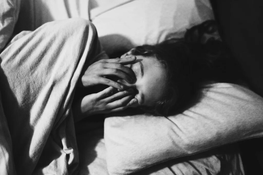 Снятся кошмары причины. Днем улыбка ночью слезы. Спящий человек. Цитаты про ушедшую любовь. Грустно цитаты.