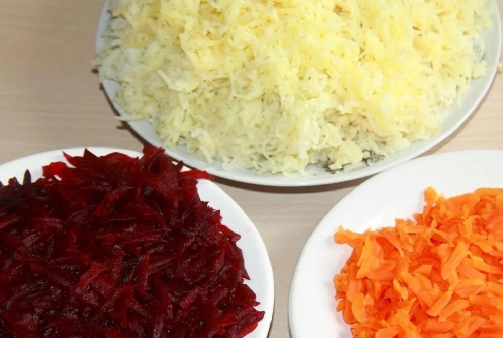 Салат тертый на терке. Тертые овощи. Сыр натертый на крупной терке. Салат крабовые палочки сыр яйца. Кабачки на терке.