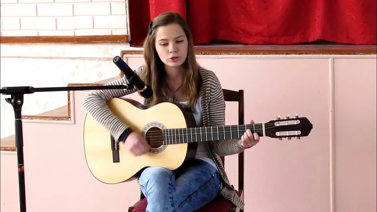 Девушка играет на гитаре песни