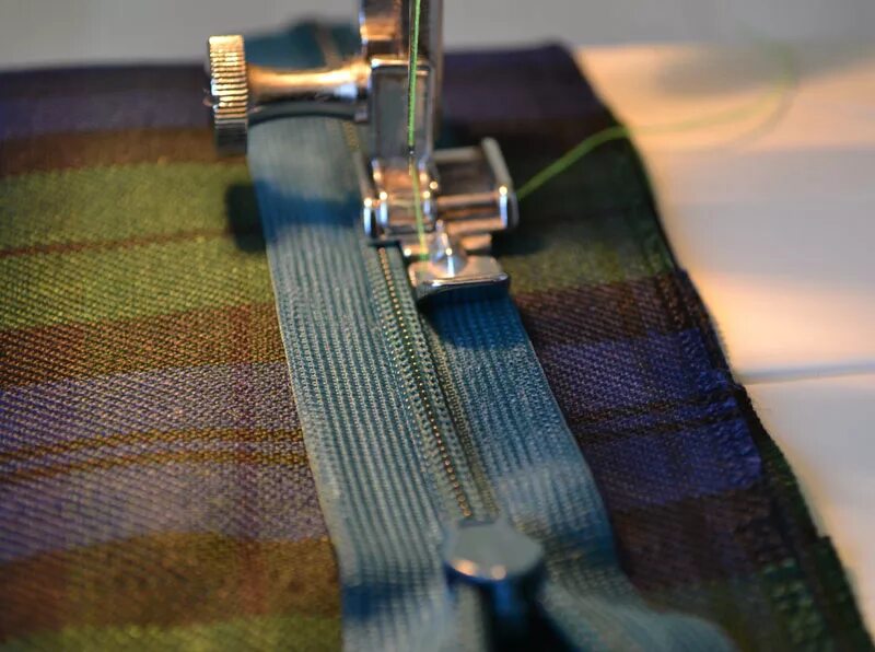 Лапка для потайной молнии веллтекс. Лапка для пришивания потайной молнии для швейной машины. Лапка для молнии janome. Как вшить молнию лапкой. Лапка s518n+fg.