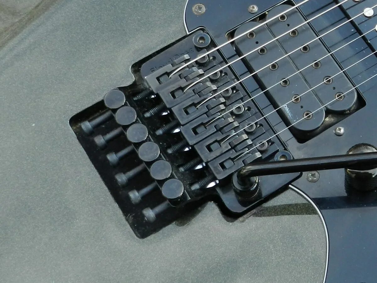 Флойд на гитаре. Тремоло бриджи флойд рос. Гитара с floyd rose. Флойд роуз. Floyd rose tremolo bridge 67.