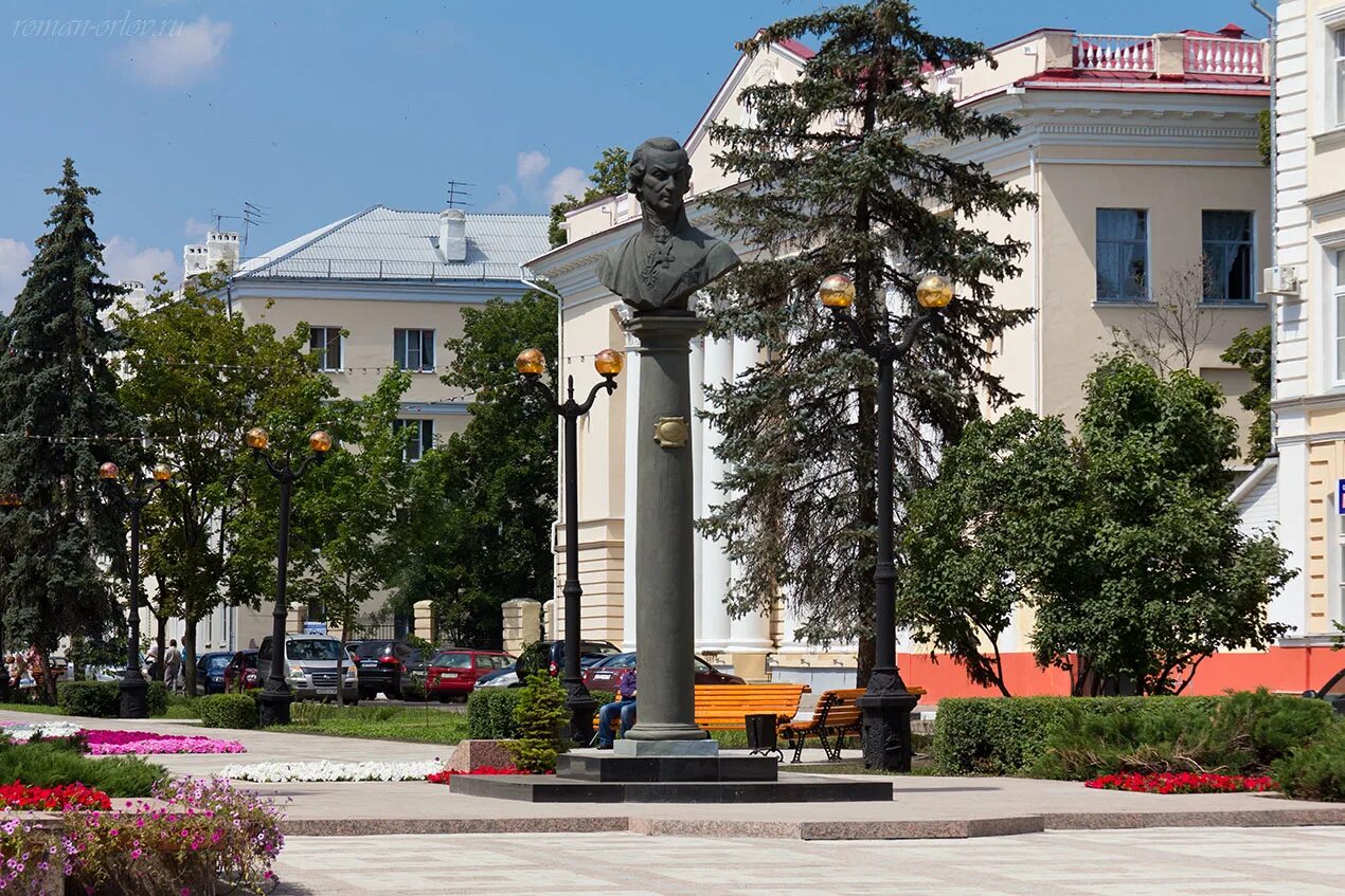 Памятник державину тамбов сквер. Памятник г. Р державина тамбов. Гавриил романович державин памятник в тамбове. Памятник г.