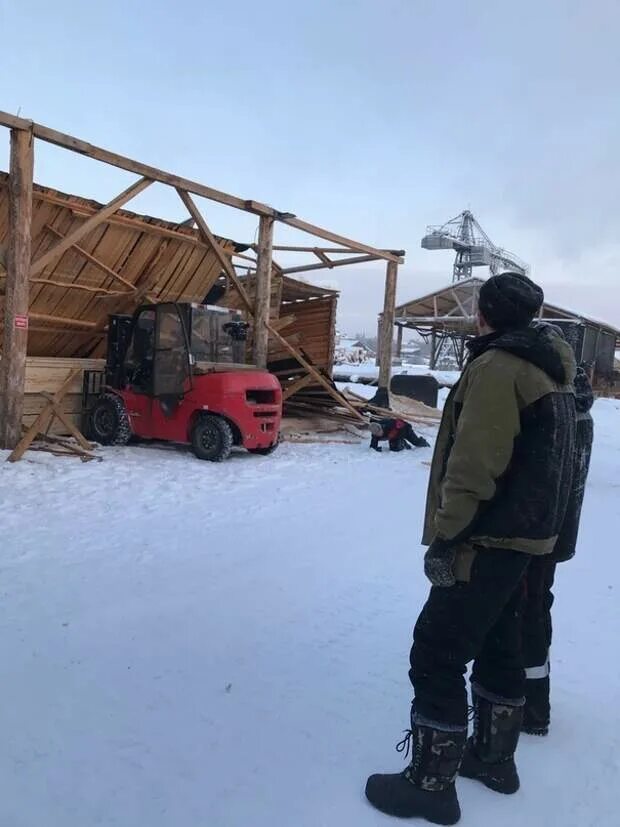 Погода лесосибирск сейчас. Лесосибирск пилорама. Несчастный случай на лесопилке. ЧП Г Лесосибирска Красноярского края. Вожега обвалилась крыша пилорама.