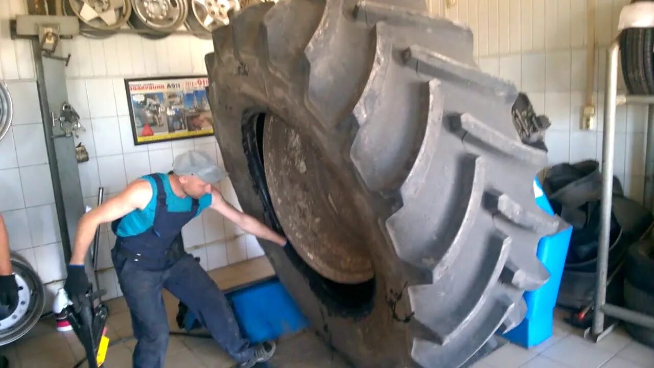 Тракторный шиномонтаж. Шиномонтаж сельхоз шины 28ir26. шиномонтаж сельхозшины трактора. шиномонтаж для спецтехники и сельхозтехники. станок для шиномонтажа колес кировца.