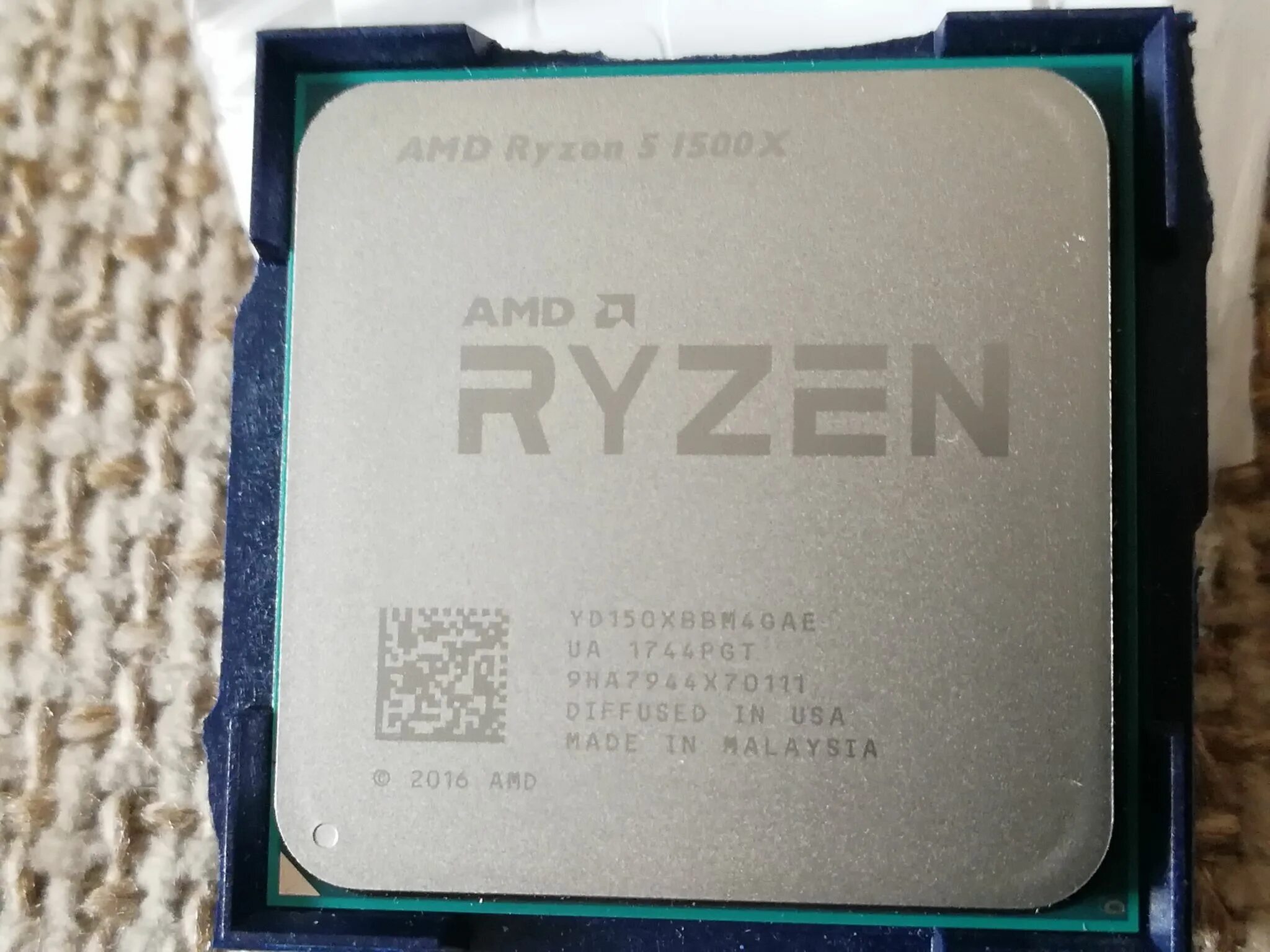 Ryzen 5 7600x oem. Ryzen 5 1500x. Процессор AMD Ryzen 5 1500x (yd150xbbaebox). Процессор AMD Ryzen 5 7600x am4 OEM, 100-000000593. Процессор AMD am4 Ryzen 5 1500x.