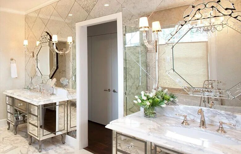Ванна с зеркальной плиткой. Плитка зеркальная в ванную комнату. Зеркальная плитка в санузле. Зеркало в интерьере ванной комнаты.