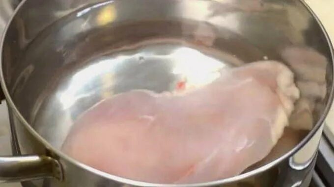 Сколько варить филе для салата. Куриное филе в кастрюле. Варка филе. Отваренное филе. Как варить филе курицы в кастрюле.