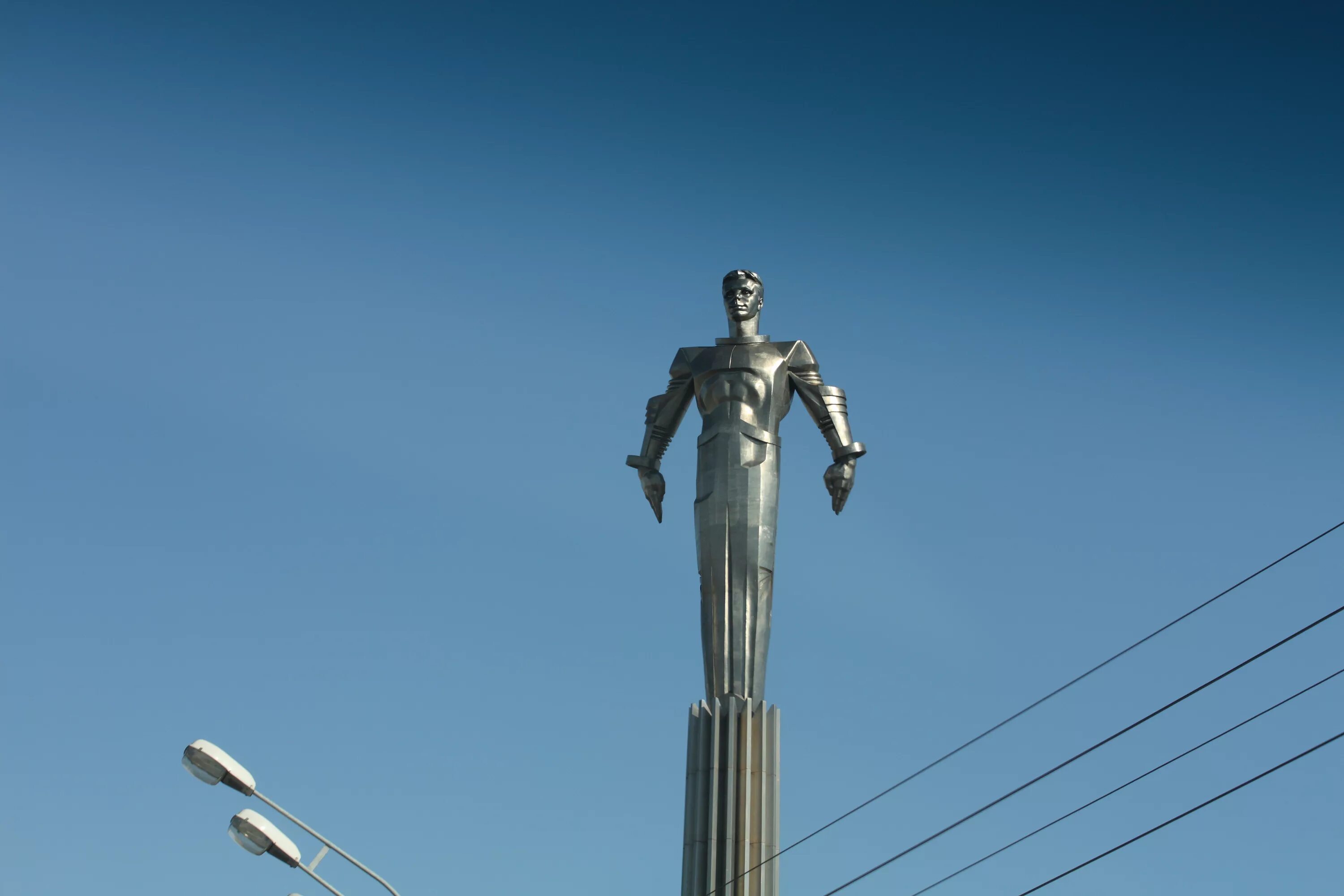 В каком городе памятник гагарину. Памятник Юрия Гагарина в Москве. Памятник Гагарина в Москве на Ленинском проспекте. Ленинский проспект памятник Гагарину.