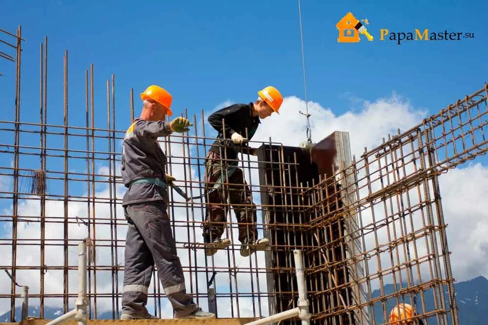 Арматурный каркас на стройке. Строитель арматурщик. Вязание арматуры. Кто устанавливает арматуру на стройке. Арматура на стройке.