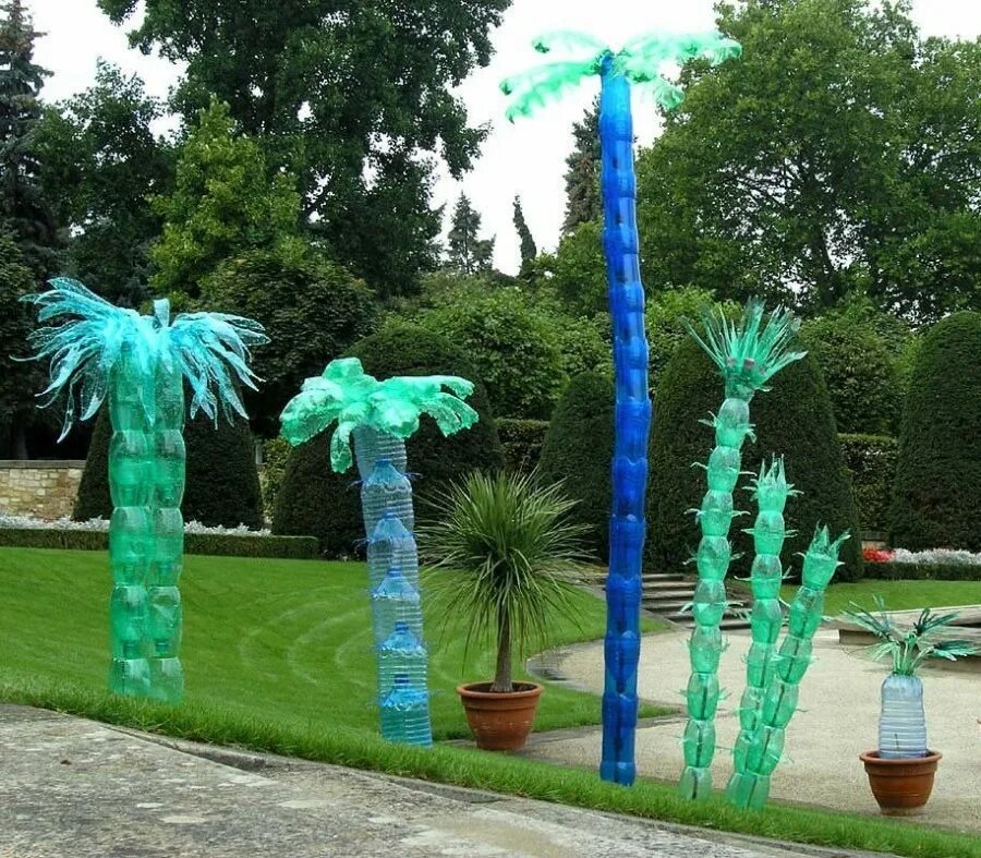 Что сделать из бутылок для сада. Пальма из бутылок пластмассовых. Украшения для сада из бутылок. Декор для сада из бутылок. Декор для сада из бутылок.