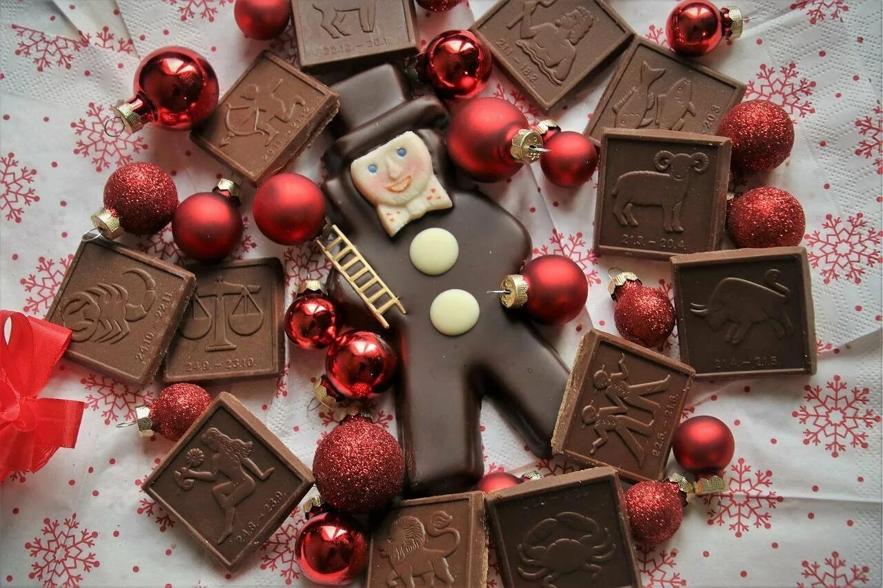 Год шоколад. Шоколад на новый год. Шоколад конфеты новый год. Шоколад с новым годом. Рождественский шоколад.