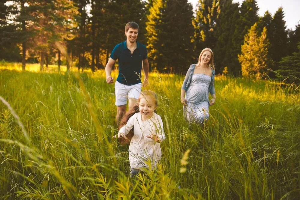 счастливая семья на прогулке. семейные игры на природе. семейная фотосессия с малышом. летом родители отправляли. семейные прогулки на природе.