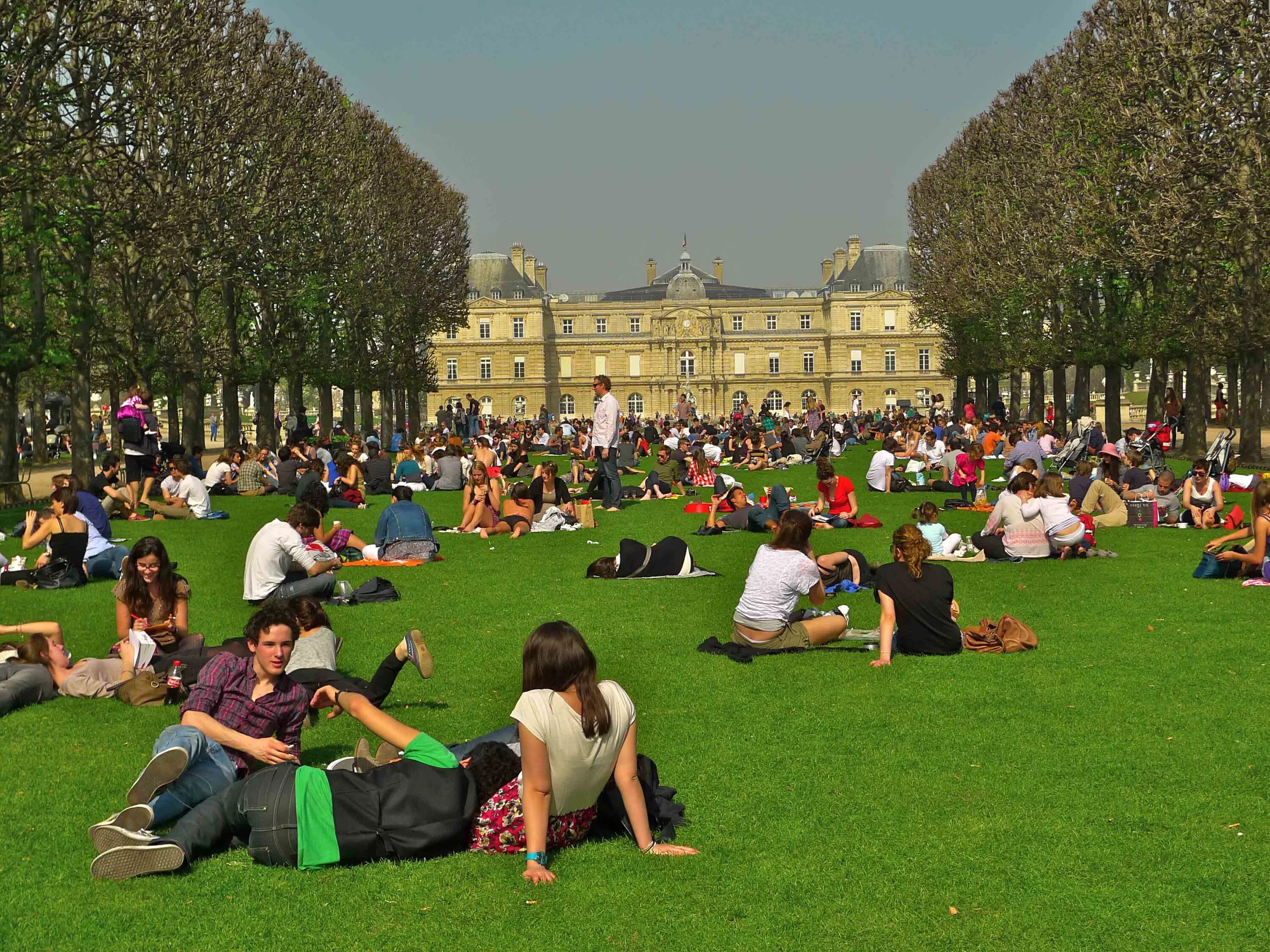 Uk parks. Люксембургский парк в Париже. Люксембургский сад Париж Франция. Люксембургский сад пикник. Франция Люксембургский сад студенты.