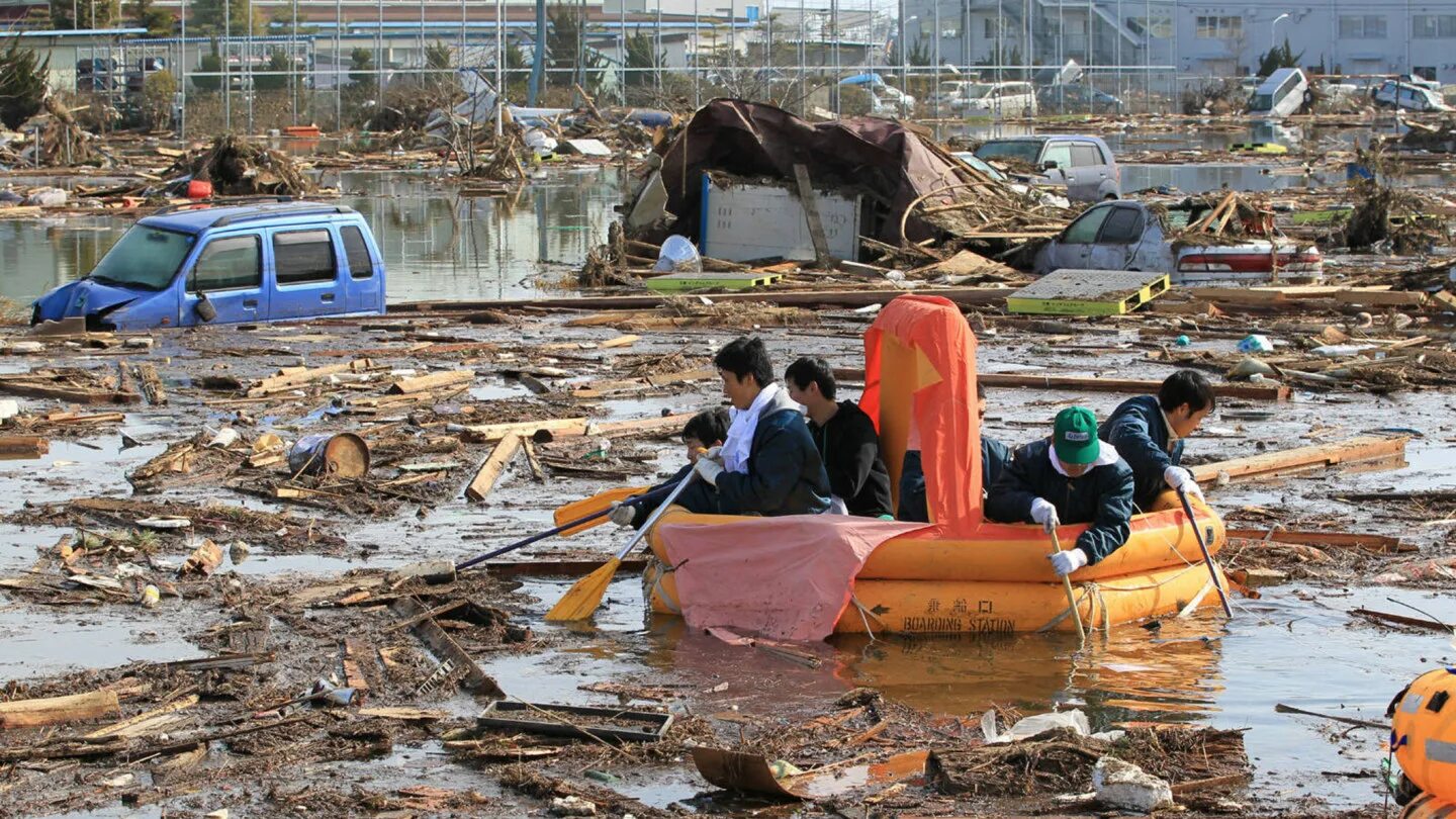 Землетрясения цунами наводнения. ЦУНАМИ 2011. Землетрясение в Японии 2011. ЦУНАМИ 2011 года в Японии.