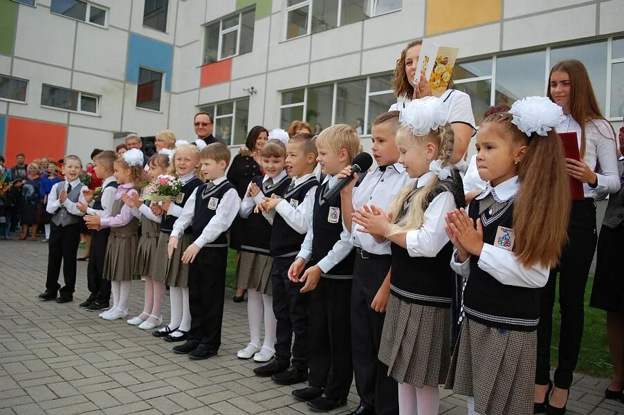 Shkola russkii. Дети в классе. Фотосессия в классе. Урок в средней школе. Современная российская школа.