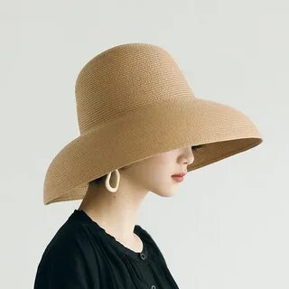 Пляжная шляпа с большими полями