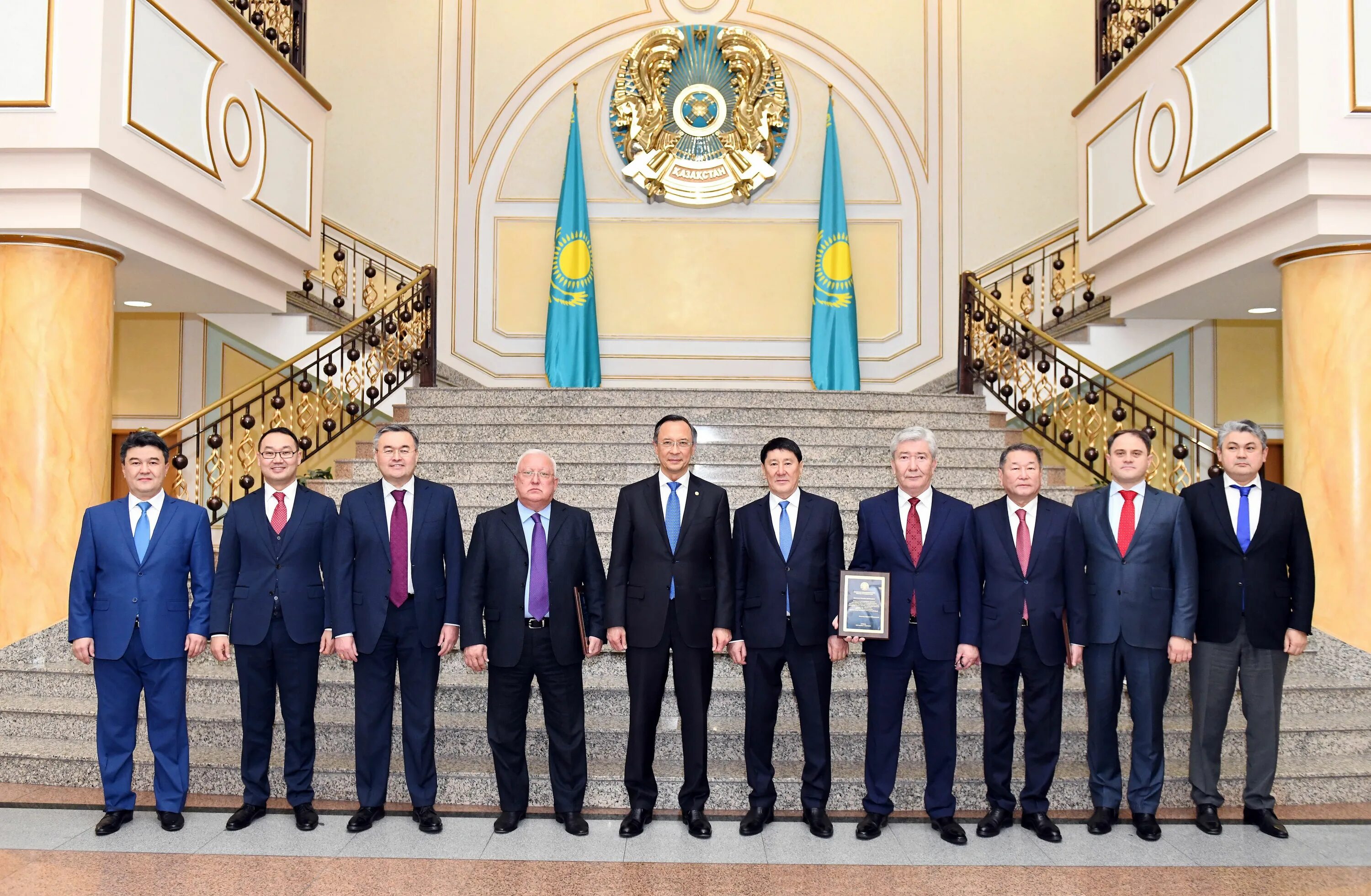 День первого президента Республики Казахстан. Министерство иностранных дел Казахстана. Картинки с днем первого президента. Как празднуют день президента.