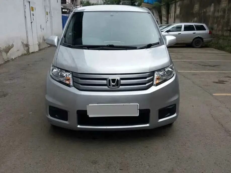 Honda freed Spike 2011. Передняя оптика на хонду Спайк. Хонда Спайк 2012 года черный с дефлектором на капоте. Хонда Фрид Владивосток дром.